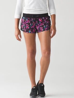 Lululemon Hotty Hot Shorts Size 8 Floral Print Low Rise Lined Running Shorts
